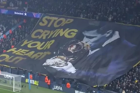 لا تبك من قلبك.. لافتة جماهير مانشستر سيتي تستفز فينيسيوس (صورة)